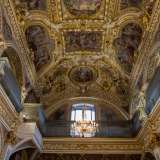 Al di sotto della volta notiamo i bombati matronei, dai quali le religiose di clausura assistevano alle funzioni